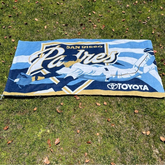 Y2K San Diego Padres MLB Giveaway Packable Beach Towel Diving Catch 30x61 NEW - Picture 1 of 7